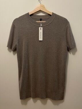 Arach & Cloz Short-Sleeve Crewneck Knit Top in Taupe